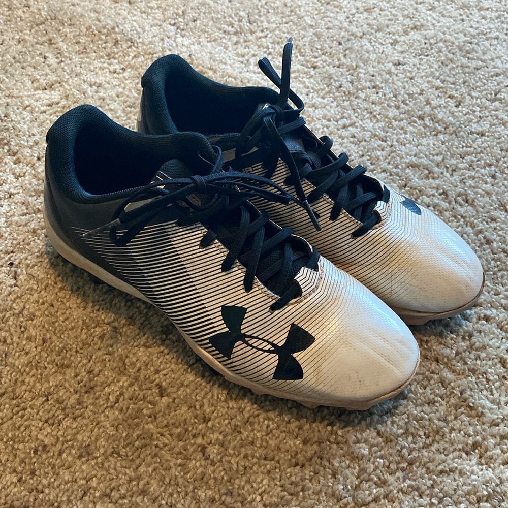 Under Armour youth baseball cleats size 6